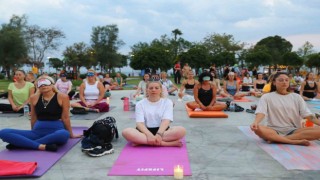 Antalyanın dünyaca ünlü Konyaaltı sahilinde yoga yaptılar
