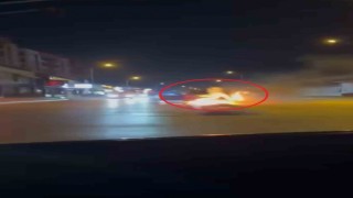 Aracı alevlere teslim olan sürücünün çaresizliği kamerada