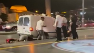 Aracın altındaki kediye vatandaşlardan kedi sesli çözüm