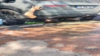 Aracının altına giren kedileri itfaiye çıkardı
