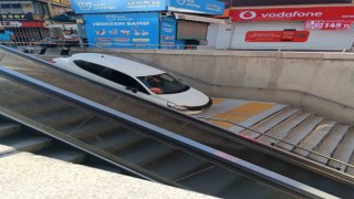 Aracıyla Kızılay metro istasyonuna uçtu
