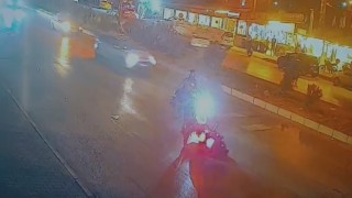 Araçtan akan yağın motosiklet sürücülerini zorladığı anlar kamerada