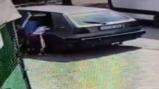 Arnavutköyde oyun oynayan iki çocuk otomobili yaktı: O anlar kamerada