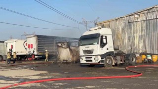 Ataşehirde 2 tır dorsesi ve 1 iş yeri küle döndü