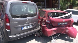 Ataşehirde ehliyetsiz sürücü park halindeki 3 araca çarptı: 1 yaralı