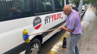 Ataşehirde yağan yağmurda aracını yıkadı
