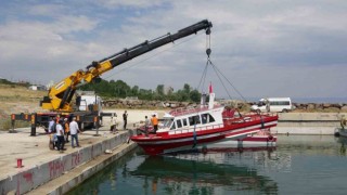 Av sezonu için bakımları yapılan tekneler Van Gölüne indirildi