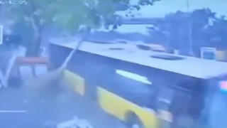 Avcılarda İETT otobüsü, park halindeki araçlara böyle çarptı, ortalık savaş alanına döndü