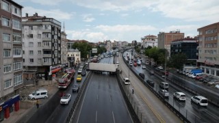 Avcılarda tır yoldan çıktı: E5 Karayolu trafiğe kapatıldı