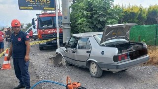 Aydınlatma direğine çarpan Tofaşın sürücüsü hayatını kaybetii