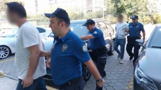 Aynı evi iki ayrı kişiye kiraya verdiği ileri sürülen çalışanı darp ettiler