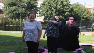 Bağcılarda yaşlılar kahkaha seansında doyasına eğlendi
