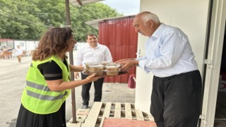 Bahçe Belediyesi’nden Vatandaşlara Aşure İkramı