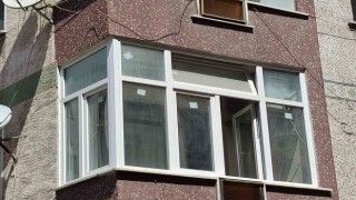 Bahçelievlerde gündüz vakti hırsızlık yapan şahıs kıskıvrak yakalandı: Zanlı itfaiye merdiveniyle aşağı indirildi