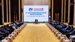 Bakan Fidandan mevkidaşlarıyla birlikte Laos Başbakanı Siphandoneye nezaket ziyareti