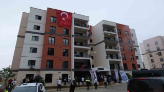 Bakan Kurum, TOKİ konutlarına yerleşen depremzedeleri ziyaret etti
