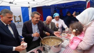 Bakan Tekin, Erzurumda aşure dağıttı