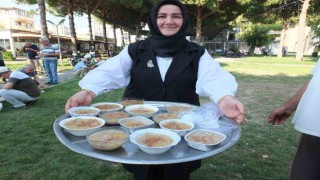 Balıkesirde kadın muhtar mahallesinde aşure hayrı düzenledi