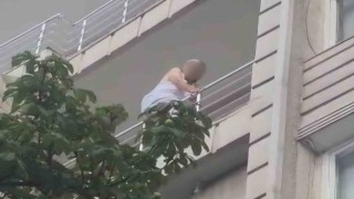 Balkonda intihara kalkıştı