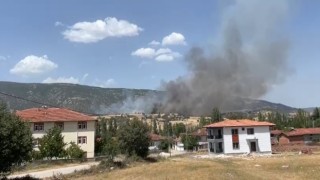 Balya makinesi yandı, alevler ekili tarlaya sıçradı