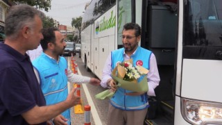 Bandırmalı hacılar çiçeklerle karşılandı