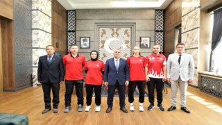 Başarılı sporculardan Vali Çelike ziyaret
