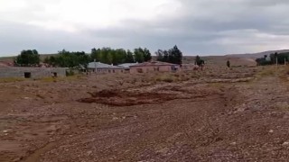Başkalede kuvvetli sağanak ve dolu sonrası sel meydana geldi