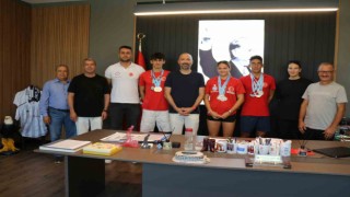 Başkan Arıkan, şampiyon yüzücüleri ağırladı