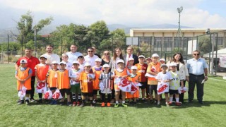 Başkan Durbay yaz futbol kursunda genç yeteneklerle buluştu