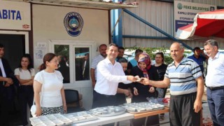 Başkan Özen, pazarda esnaf ve vatandaşlara aşure ikram etti