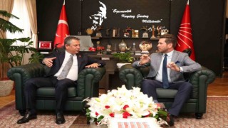 Başkan Tatık, Genel Başkan Özelw meşhur Tavas Baklavasını götürdü