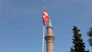 Başkan Yalım kentin merkezine dev Türk bayrağı dikti