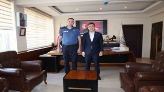 Başkomiserliğe terfi eden Kulaksıza rütbesini Kaymakam Gündoğdu taktı