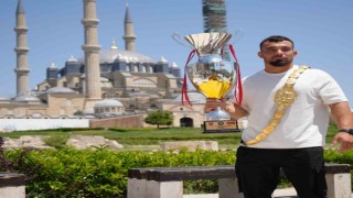 Başpehlivan Zeybek, altın kemerin ebedi sahibi olmayı hedefliyor