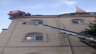 Batmanda yuvasında düşen yavru leylek yerine bırakıldı