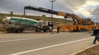 Bayburtta beton mikseri yola devrildi: 1 ölü