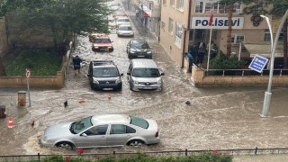 Bayburtta etkili olan sağanak nedeniyle cadde ve sokakları su bastı