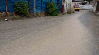 Bayburtta sağanak yağış ve fırtına etkili oldu: Çanak anten koptu yollardan çamur aktı