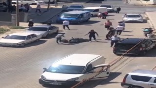 Beylikdüzünde öfkeli sürücü kaza sonrası yerde motosikleti tekmeledi
