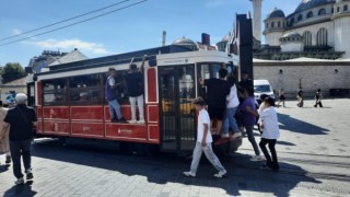Beyoğlunda nostaljik tramvaydaki tehlikeli yolculuk kamerada