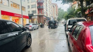Bilecikte 15 dakikalık gök gürültülü sağanak yağış vatandaşa zor anlar yaşattı