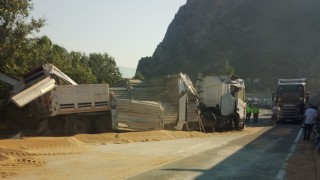 Bilecikte buğday yüklü tır 3 metre yükseklikten alt yola devrildi