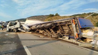 Bilecikte karton ambalaj yüklü tır devrildi: 1 kişi yaralandı