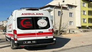 Bilecikte yayaya çarpmamak için direksiyon kırarak devrilen motorlu bisiklet sürücü yaralandı