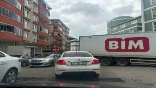 Bilecikte yol ortasına park ederek trafiği kilitleyen BİM marketlere ait tırın sürücüsüne tepki