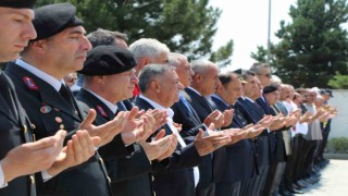 Bingölde 15 Temmuz nedeniyle şehitlik anıtı ziyaret edildi