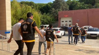 Bir şahsı darp edip iş yerini kurşunlayan 4 şüpheli tutuklandı