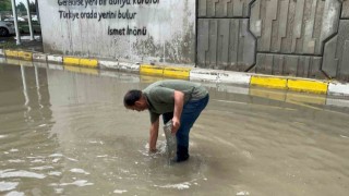 Boluda altgeçitler göle döndü: Suyun içinde dakikalarca plakasını aradı