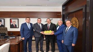 Borsa, sezonun ilk incirini Vali Canbolata takdim etti