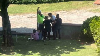 Boşanma aşamasındaki eşini valilik önünde boğmaya çalıştı